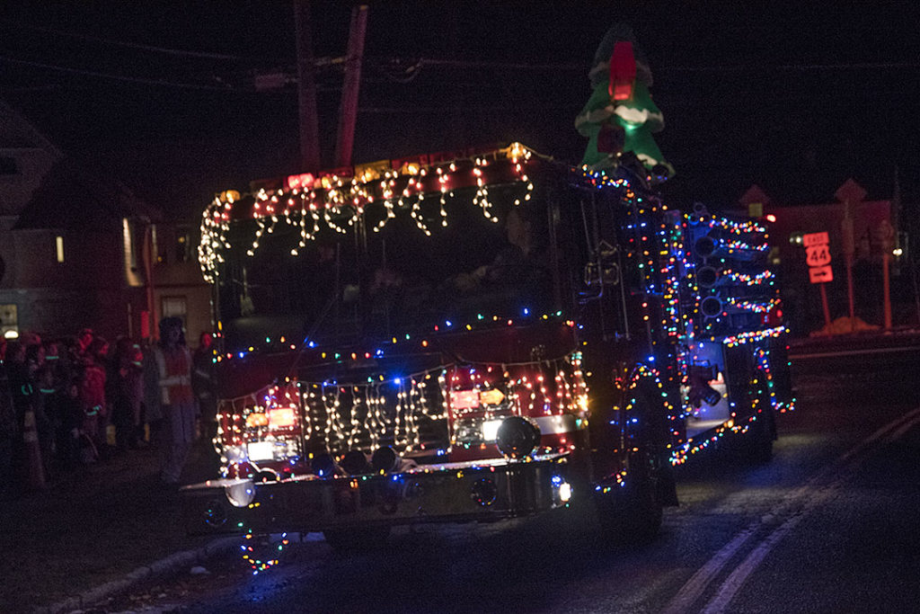 Santa Attends Tree-lighting Ceremony - Norfolk Now : Norfolk Now