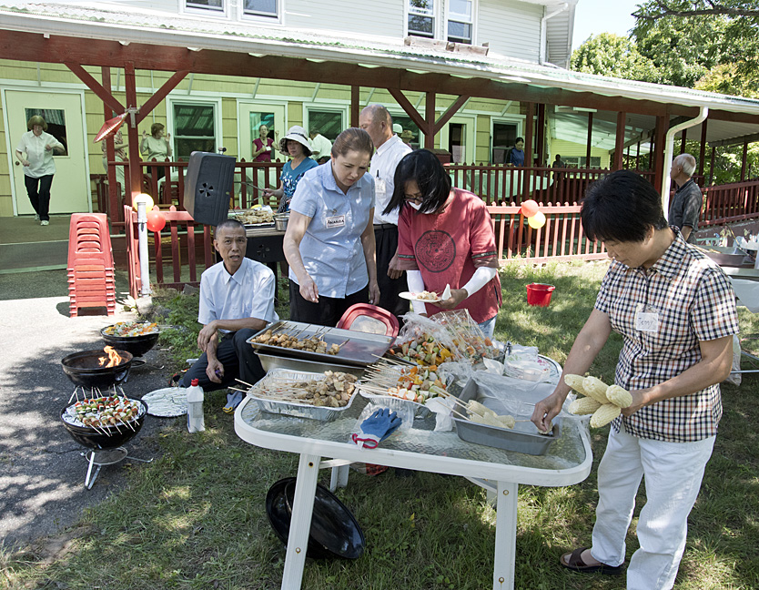 Confucians Hold a Community Picnic